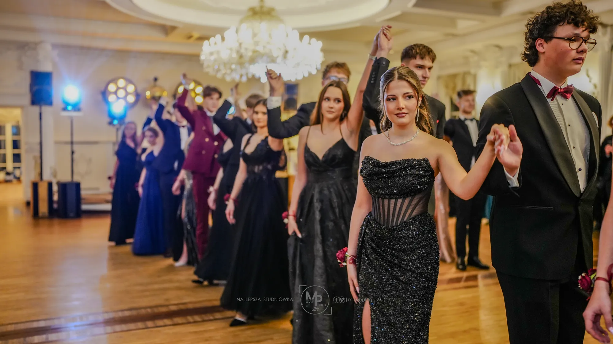 Linia poloneza z uniesionymi rękami